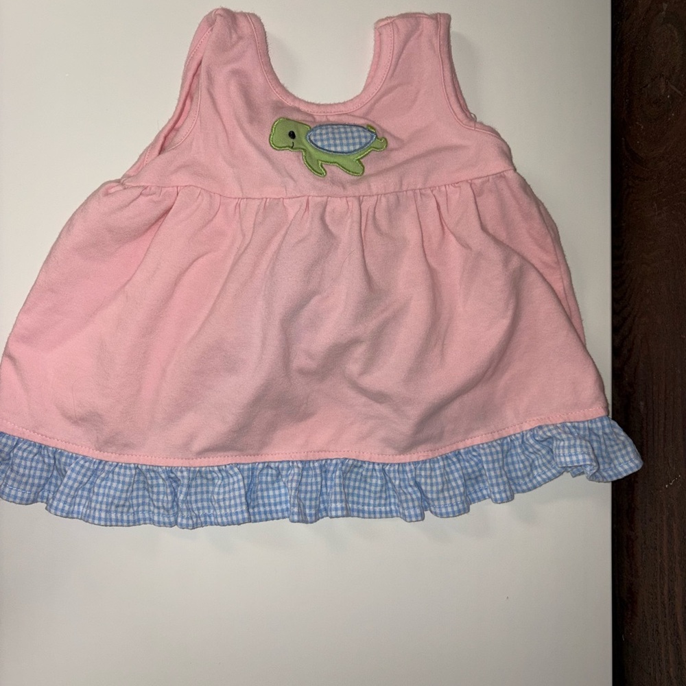 🐢🎀 Stitchy Fish Pink Ruffle Swing-Back Shirt – Turtle Appliqué, 6/12m 🌸
